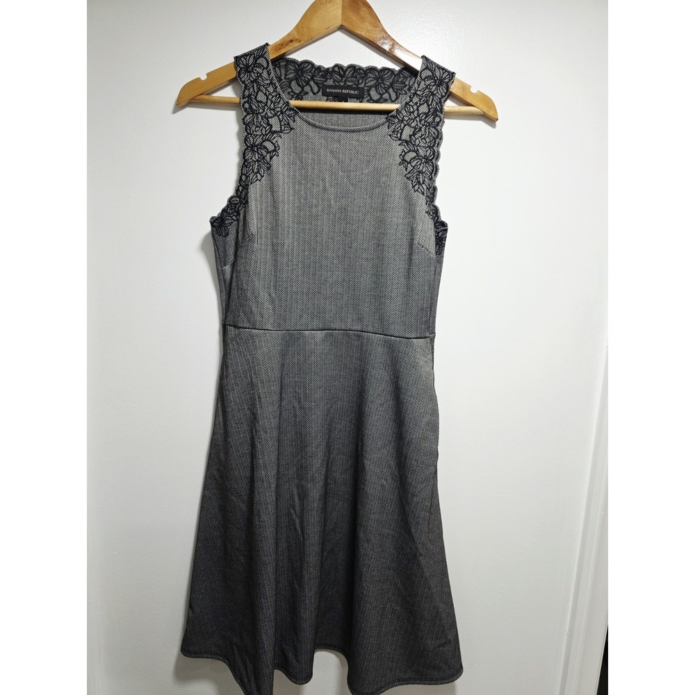 Banana Republic Sleeveless Fit and Flare Dress Sz 4 Pockets Embroidered